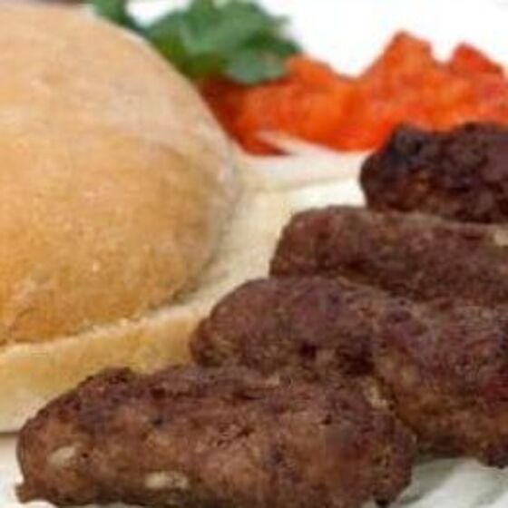 Cevapi (saucisses serbes grillées)