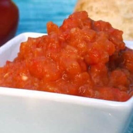 Ajvar (relish serbe aux poivrons rouges rôtis)