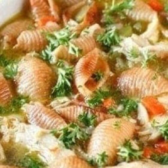 Soupe bolivienne au poulet et aux nouilles