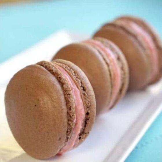 Macarons français au chocolat fourrés aux framboises